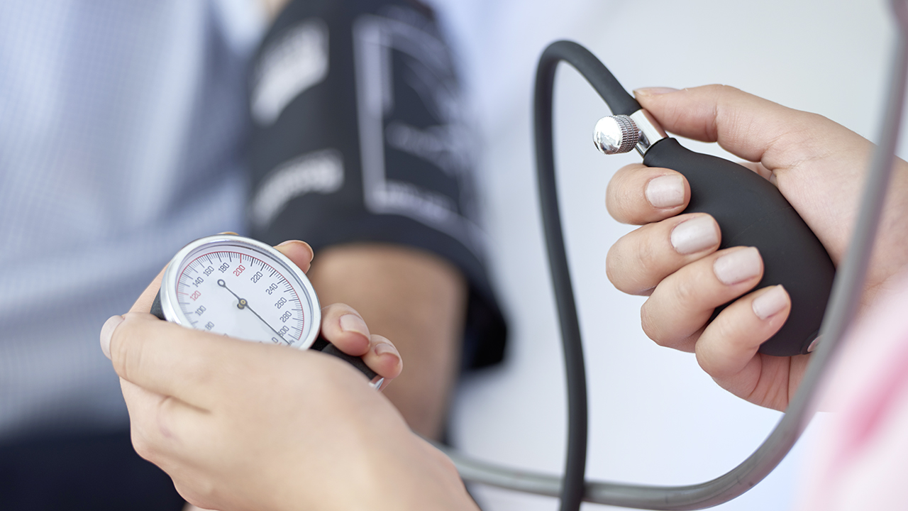 Prise de la tension pour déterminer l'hypertension